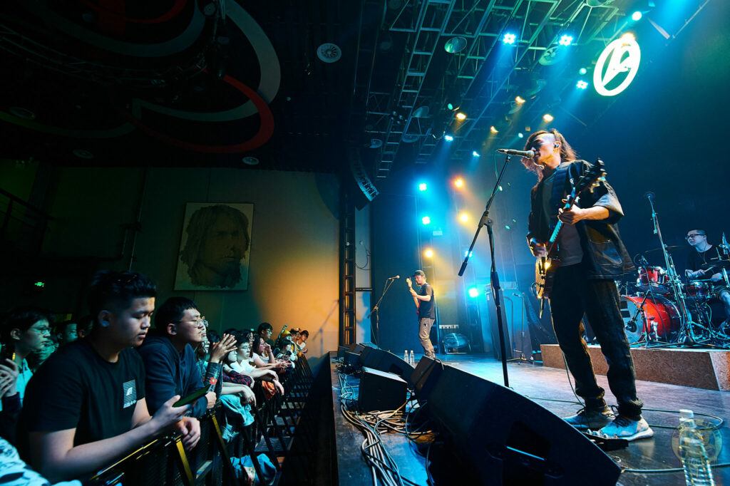 NDF_4355-682x1024 永动机乐队 playing at Ola Livehouse in Nanjing